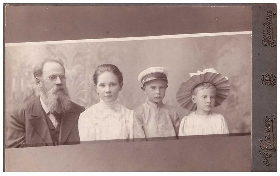 Благославов Василий Ефимович с детьми. Настя, Виктор, Варвара. Около 1907 г. []